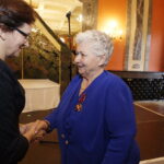 18.12.2018 Kielce. WDK. Spotkanie wigilijne Agaty Wojtyszek z przedstawicielami środowisk kombatanckich oraz działaczami opozycji antykomunistycznej z regionu świętokrzyskiego. Złoty Krzyż Zasługi dla Aliny Rudnickiej / Jarosław Kubalski / Radio Kielce