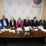 20.11.2018 Kielce. Podpisanie umowy na dofinansowanie budowy kampusu laboratoryjnego Głównego Urzędu Miar. Wicewojewoda Bartłomiej Dorywalski, wojewoda Agata Wojtyszek, rektor PŚk Wiesław Trąmpczyński, wicemarszałek Renata Janik, wiceminister sportu i turystyki Anna Krupka, marszałek Andrzej Bętkowski, dyrektor generalny GUM Andrzej Hantz, poseł Krzysztof Lipiec, dyrektor biura dyrektora GUM Paweł Oracz i poseł Maria Zuba / Jarosław Kubalski / Radio Kielce