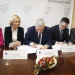 20.11.2018 Kielce. Podpisanie umowy na dofinansowanie budowy kampusu laboratoryjnego Głównego Urzędu Miar. Wiceminister sportu i turystyki Anna Krupka, wicemarszałek Renata Janik marszałek Andrzej Bętkowski, dyrektor generalny GUM Andrzej Hantz i poseł Krzysztof Lipiec / Jarosław Kubalski / Radio Kielce