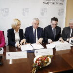 20.11.2018 Kielce. Podpisanie umowy na dofinansowanie budowy kampusu laboratoryjnego Głównego Urzędu Miar. Wiceminister sportu i turystyki Anna Krupka, wicemarszałek Renata Janik marszałek Andrzej Bętkowski, dyrektor generalny GUM Andrzej Hantz i poseł Krzysztof Lipiec / Jarosław Kubalski / Radio Kielce