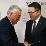 20.11.2018 Kielce. Podpisanie umowy na dofinansowanie budowy kampusu laboratoryjnego Głównego Urzędu Miar. Marszałek Andrzej Bętkowski i dyrektor generalny GUM Andrzej Hantz / Jarosław Kubalski / Radio Kielce