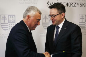 20.11.2018 Kielce. Podpisanie umowy na dofinansowanie budowy kampusu laboratoryjnego Głównego Urzędu Miar. Marszałek Andrzej Bętkowski i dyrektor generalny GUM Andrzej Hantz / Jarosław Kubalski / Radio Kielce