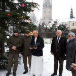16-metrowa jodła z lasów w okolicach Jeleńca zdobi teren wokół sanktuarium na Jasnej Górze / Nadleśnictwo Ostrowiec Świętokrzyski