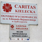 Celem tegorocznej akcji Radia Kielce „Choinka pod choinkę” jest zbiórka pieniędzy na budowę nowoczesnego i bezpiecznego placu zabaw przy ognisku wychowawczym Caritas w Jędrzejowie / Jarosław Kubalski / Radio Kielce