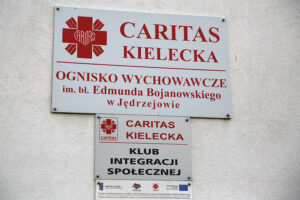 Celem tegorocznej akcji Radia Kielce „Choinka pod choinkę” jest zbiórka pieniędzy na budowę nowoczesnego i bezpiecznego placu zabaw przy ognisku wychowawczym Caritas w Jędrzejowie / Jarosław Kubalski / Radio Kielce