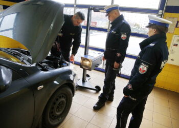 15.12.2018 Kielce. Bezpłatne badanie ustawienia świateł w samochodach / Jarosław Kubalski / Radio Kielce