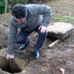 Zakopanie kapsuły czasu. Na zdjęciu: Marek Majkowski / Grażyna Szlęzak-Wójcik / Radio Kielce