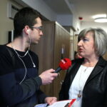 Ogłoszenie wyroku w sprawie przetargu na obsługę komunikacji miejskiej w stolicy regionu świętokrzyskiego. Na zdjeciu: Wiktor Dziarmaga, Radio Kielce oraz Elżbieta Śreniawska, prezes MPK Kielce / Marzena Mąkosa / Radio Kielce