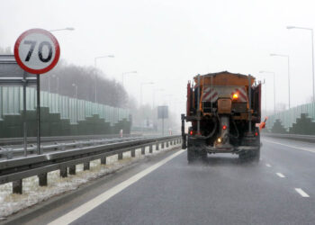 GDDKiA. Drogi krajowe przejezdne, pracują na nich 24 pojazdy zimowego utrzymania