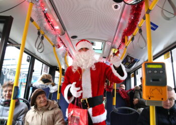Świąteczny autobus w Kielcach / Marzena Mąkosa / Radio Kielce