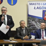 Konferencja dotycząca odkrycia paleontologicznego w gminie Łagów. Paweł Marwicki - burmistrz miasta i gminy Łagów, Bogdan Gierada - Starostwo Powiatowe w Kielcach i Zbigniew Meducki - zastępca burmistrza miasta i gminy Łagów / Marzena Mąkosa / Radio Kielce