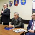 Konferencja dotycząca odkrycia paleontologicznego w gminie Łagów. Piotr Szrek - Państwowy Instytut Geologiczny/Państwowy Instytut Badawczy, Paweł Marwicki - burmistrz miasta i gminy Łagów, Bogdan Gierada - Starostwo Powiatowe w Kielcach i Zbigniew Meducki - zastępca burmistrza miasta i gminy Łagów / Marzena Mąkosa / Radio Kielce