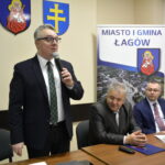 Konferencja dotycząca odkrycia paleontologicznego w gminie Łagów. Paweł Marwicki - burmistrz miasta i gminy Łagów, Bogdan Gierada - Starostwo Powiatowe w Kielcach i Zbigniew Meducki - zastępca burmistrza miasta i gminy Łagów / Marzena Mąkosa / Radio Kielce