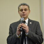 Konferencja dotycząca odkrycia paleontologicznego w gminie Łagów. Piotr Szrek - Państwowy Instytut Geologiczny/Państwowy Instytut Badawczy / Marzena Mąkosa / Radio Kielce