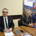 Konferencja dotycząca odkrycia paleontologicznego w gminie Łagów. Paweł Marwicki - burmistrz miasta i gminy Łagów, Bogdan Gierada - Starostwo Powiatowe w Kielcach i Zbigniew Meducki - zastępca burmistrza miasta i gminy Łagów / Marzena Mąkosa / Radio Kielce