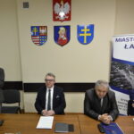 Konferencja dotycząca odkrycia paleontologicznego w gminie Łagów. Piotr Szrek - Państwowy Instytut Geologiczny/Państwowy Instytut Badawczy, Paweł Marwicki - burmistrz miasta i gminy Łagów, Bogdan Gierada - Starostwo Powiatowe w Kielcach i Zbigniew Meducki - zastępca burmistrza miasta i gminy Łagów / Marzena Mąkosa / Radio Kielce