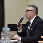 Konferencja dotycząca odkrycia paleontologicznego w gminie Łagów. Paweł Marwicki - burmistrz miasta i gminy Łagów / Marzena Mąkosa / Radio Kielce