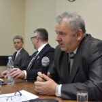 Konferencja dotycząca odkrycia paleontologicznego w gminie Łagów. Piotr Szrek - Państwowy Instytut Geologiczny/Państwowy Instytut Badawczy, Paweł Marwicki - burmistrz miasta i gminy Łagów, Bogdan Gierada - Starostwo Powiatowe w Kielcach / Marzena Mąkosa / Radio Kielce