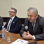 Konferencja dotycząca odkrycia paleontologicznego w gminie Łagów. Piotr Szrek - Państwowy Instytut Geologiczny/Państwowy Instytut Badawczy, Paweł Marwicki - burmistrz miasta i gminy Łagów, Bogdan Gierada - Starostwo Powiatowe w Kielcach / Marzena Mąkosa / Radio Kielce