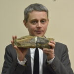 Konferencja dotycząca odkrycia paleontologicznego w gminie Łagów. Piotr Szrek - Państwowy Instytut Geologiczny/Państwowy Instytut Badawczy / Marzena Mąkosa / Radio Kielce