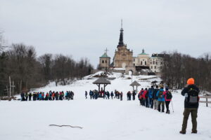 Droga Krzyżowa na Święty Krzyż / Marzena Mąkosa / Radio Kielce