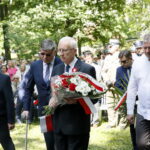 Obchody 227. rocznicy uchwalenia Konstytucji 3 Maja w parku im. Stanisława Staszica. Kwiaty składa Waldemar Bartosz - Przewodniczący Zarządu Regionu Świętokrzyskiego NSZZ „Solidarność” / Marzena Mąkosa / Radio Kielce