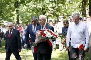 Obchody 227. rocznicy uchwalenia Konstytucji 3 Maja w parku im. Stanisława Staszica. Kwiaty składa Waldemar Bartosz - Przewodniczący Zarządu Regionu Świętokrzyskiego NSZZ „Solidarność” / Marzena Mąkosa / Radio Kielce