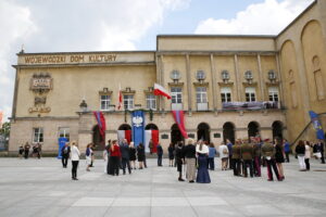 Odsłonięcie tablicy poświęconej żołnierzom 13. Pułku Ułanów Wileńskich na murach Wojewódzkiego Domu Kultury / Marzena Mąkosa / Radio Kielce