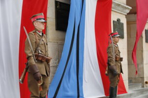 Odsłonięcie tablicy poświęconej żołnierzom 13. Pułku Ułanów Wileńskich na murach Wojewódzkiego Domu Kultury / Marzena Mąkosa / Radio Kielce