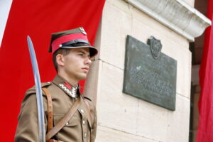 Odsłonięcie tablicy poświęconej żołnierzom 13. Pułku Ułanów Wileńskich na murach Wojewódzkiego Domu Kultury / Marzena Mąkosa / Radio Kielce