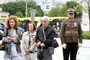 Odsłonięcie tablicy poświęconej żołnierzom 13. Pułku Ułanów Wileńskich na murach Wojewódzkiego Domu Kultury / Marzena Mąkosa / Radio Kielce