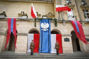 Odsłonięcie tablicy poświęconej żołnierzom 13. Pułku Ułanów Wileńskich na murach Wojewódzkiego Domu Kultury / Marzena Mąkosa / Radio Kielce