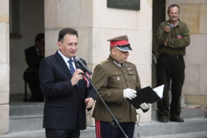 Odsłonięcie tablicy poświęconej żołnierzom 13. Pułku Ułanów Wileńskich na murach Wojewódzkiego Domu Kultury / Marzena Mąkosa / Radio Kielce