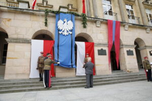 Odsłonięcie tablicy poświęconej żołnierzom 13. Pułku Ułanów Wileńskich na murach Wojewódzkiego Domu Kultury / Marzena Mąkosa / Radio Kielce