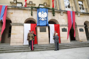 Odsłonięcie tablicy poświęconej żołnierzom 13. Pułku Ułanów Wileńskich na murach Wojewódzkiego Domu Kultury / Marzena Mąkosa / Radio Kielce