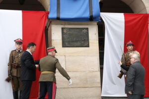 Odsłonięcie tablicy poświęconej żołnierzom 13. Pułku Ułanów Wileńskich na murach Wojewódzkiego Domu Kultury / Marzena Mąkosa / Radio Kielce