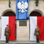 Odsłonięcie tablicy poświęconej żołnierzom 13. Pułku Ułanów Wileńskich na murach Wojewódzkiego Domu Kultury / Marzena Mąkosa / Radio Kielce