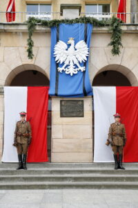 Odsłonięcie tablicy poświęconej żołnierzom 13. Pułku Ułanów Wileńskich na murach Wojewódzkiego Domu Kultury / Marzena Mąkosa / Radio Kielce