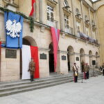 Odsłonięcie tablicy poświęconej żołnierzom 13. Pułku Ułanów Wileńskich na murach Wojewódzkiego Domu Kultury / Marzena Mąkosa / Radio Kielce