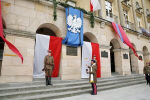 Odsłonięcie tablicy poświęconej żołnierzom 13. Pułku Ułanów Wileńskich na murach Wojewódzkiego Domu Kultury / Marzena Mąkosa / Radio Kielce