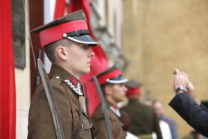 Odsłonięcie tablicy poświęconej żołnierzom 13. Pułku Ułanów Wileńskich na murach Wojewódzkiego Domu Kultury / Marzena Mąkosa / Radio Kielce