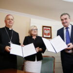 Urząd Stanu Cywilnego. Podpisanie porozumienia o współpracy dotyczącej organizowania pomocy materialnej dla ofiar wojny w Syrii oraz propagowania idei pokoju w świecie i unikania przemocy. Na zdjęciu: biskup Jan Piotrowski, Beata Kempa - minister i Wojciech Lubawski - prezydent Kielc  / Marzena Mąkosa / Radio Kielce