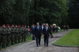 Uroczystości przy Kopcu Niepodległości. Na zdjęciu po lewej: Jan Józef Kasprzyk - szef Urzędu do Spraw Kombatantów i Osób Represjonowanych / Marzena Mąkosa / Radio Kielce