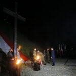 Uroczystości przy Kopcu Niepodległości. Andrzej Duda - prezydent Rzeczypospolitej Polskiej składa kwiaty pod Kopcem Niepodległości im. Józefa Piłsudskiego  / Marzena Mąkosa / Radio Kielce