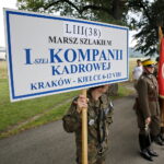 Przemarsz uczestników Marszu Szlakiem I Kompanii Kadrowej z asystą wojskową i orkiestrą z Oleandrów na Wawel / Marzena Mąkosa / Radio Kielce