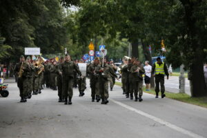 Przemarsz uczestników Marszu Szlakiem I Kompanii Kadrowej z asystą wojskową i orkiestrą z Oleandrów na Wawel / Marzena Mąkosa / Radio Kielce