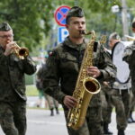 Przemarsz uczestników Marszu Szlakiem I Kompanii Kadrowej z asystą wojskową i orkiestrą z Oleandrów na Wawel / Marzena Mąkosa / Radio Kielce