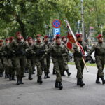 Przemarsz uczestników Marszu Szlakiem I Kompanii Kadrowej z asystą wojskową i orkiestrą z Oleandrów na Wawel / Marzena Mąkosa / Radio Kielce