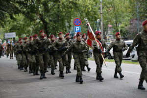 Przemarsz uczestników Marszu Szlakiem I Kompanii Kadrowej z asystą wojskową i orkiestrą z Oleandrów na Wawel / Marzena Mąkosa / Radio Kielce