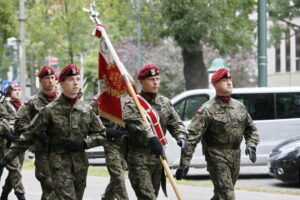 Przemarsz uczestników Marszu Szlakiem I Kompanii Kadrowej z asystą wojskową i orkiestrą z Oleandrów na Wawel / Marzena Mąkosa / Radio Kielce